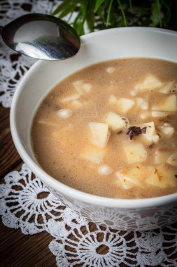 erişte ile mantar çorbası.