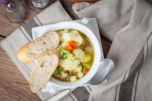 Sopa de legumes caseira fresca . — Fotografia de Stock