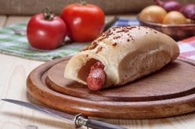 Hamur içinde pişmiş sosis.