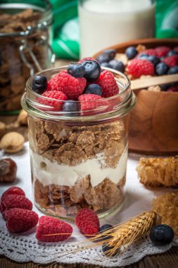 Süt ve meyve lezzetli breakfast.