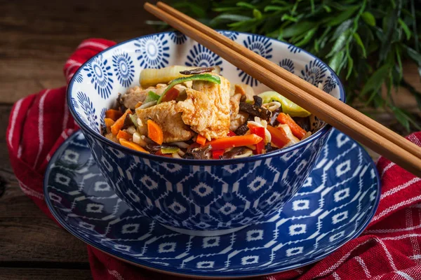 Bowl of fried chicken with vegetables. — Stock Photo, Image