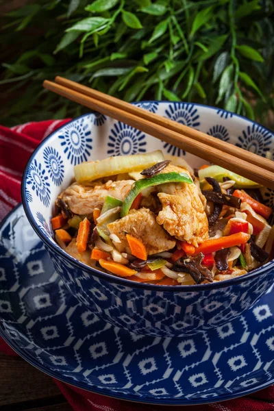 Bowl of fried chicken with vegetables. — Stock Photo, Image