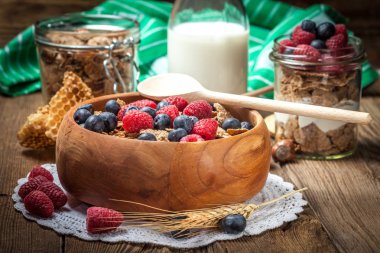 Süt ve meyve lezzetli breakfast.