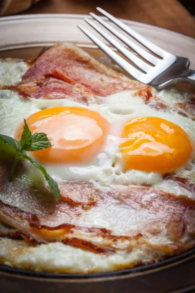 Fried eggs with bacon. — Stock Photo, Image