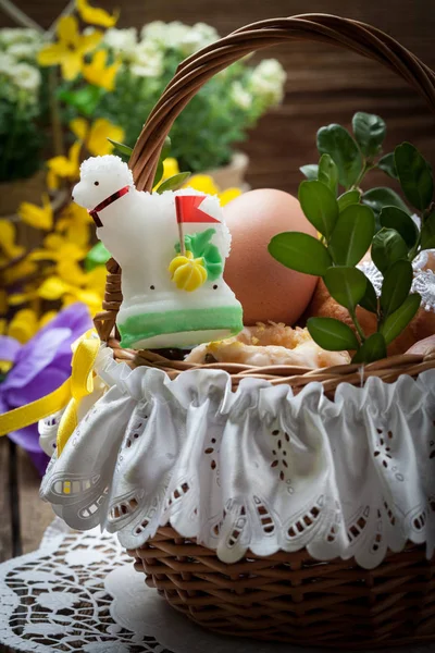 Gıda ile geleneksel Paskalya sepeti. — Stok fotoğraf