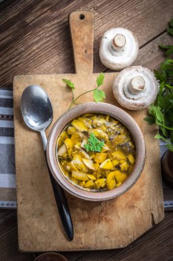 sıcak mantar çorbası.