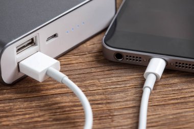 Güç bankasıyla çalışan akıllı telefon.