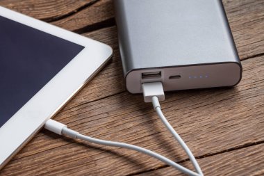 Güç bankasıyla çalışan akıllı telefon.