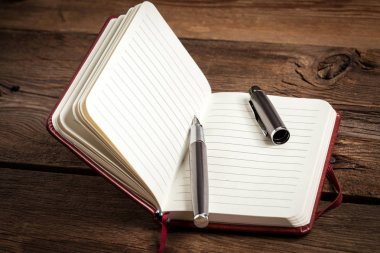 Boş defter ve mürekkep kalem.