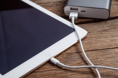 Güç bankasıyla çalışan akıllı telefon.
