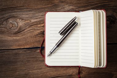 Boş defter ve mürekkep kalem.