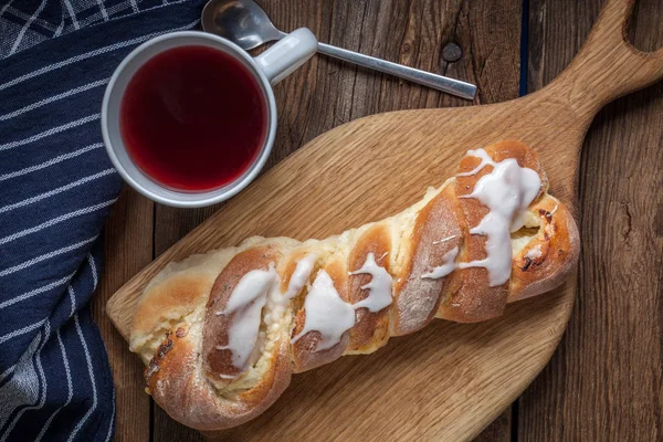 Sweet bun on a cutting board. — Stock Photo, Image