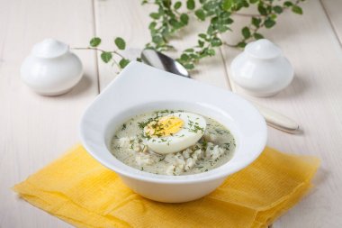 Yumurta beyaz kase ile kuzukulağı çorbası.