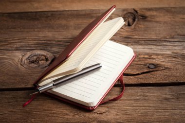 Boş defter ve mürekkep kalem.