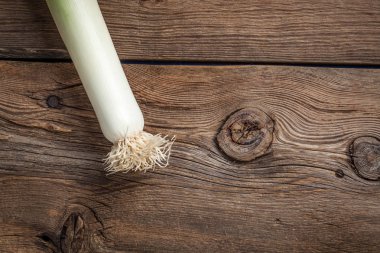 ahşap zemin üzerine pırasa