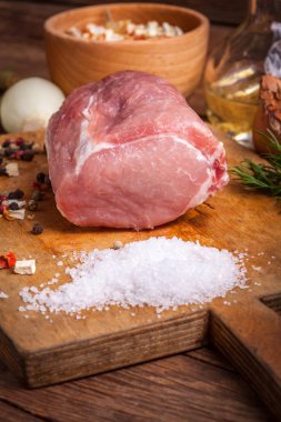 Domuz etinin bir ahşap tahta parçası.