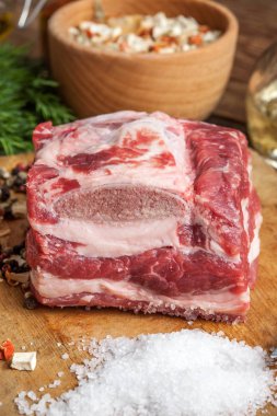 Kemik ile ham döş.