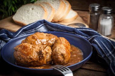 Lezzetli roulades sığır plaka üzerinde.