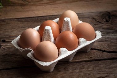 Taze çiftlik yumurtaları.