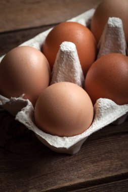 Taze çiftlik yumurtaları.