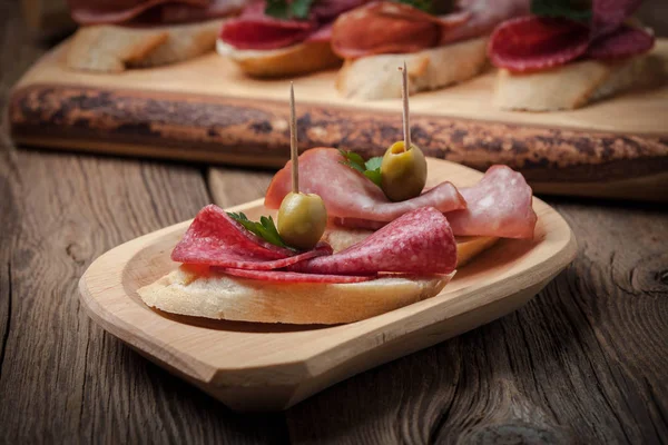 Tapas dilimlenmiş sosis, salam, zeytin ve maydanoz ile.