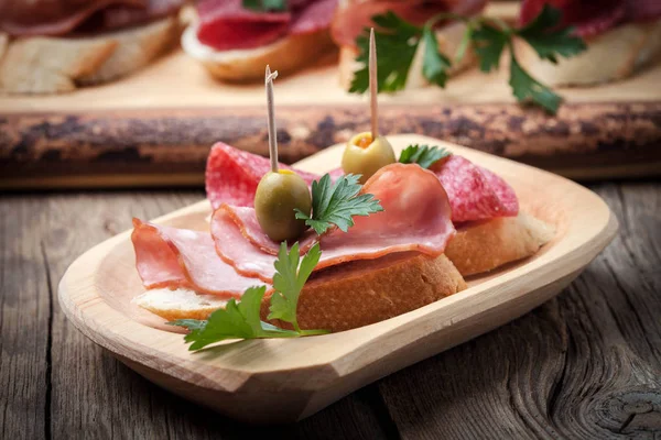 Tapas con salsiccia affettata, salame, olive e prezzemolo . — Foto Stock