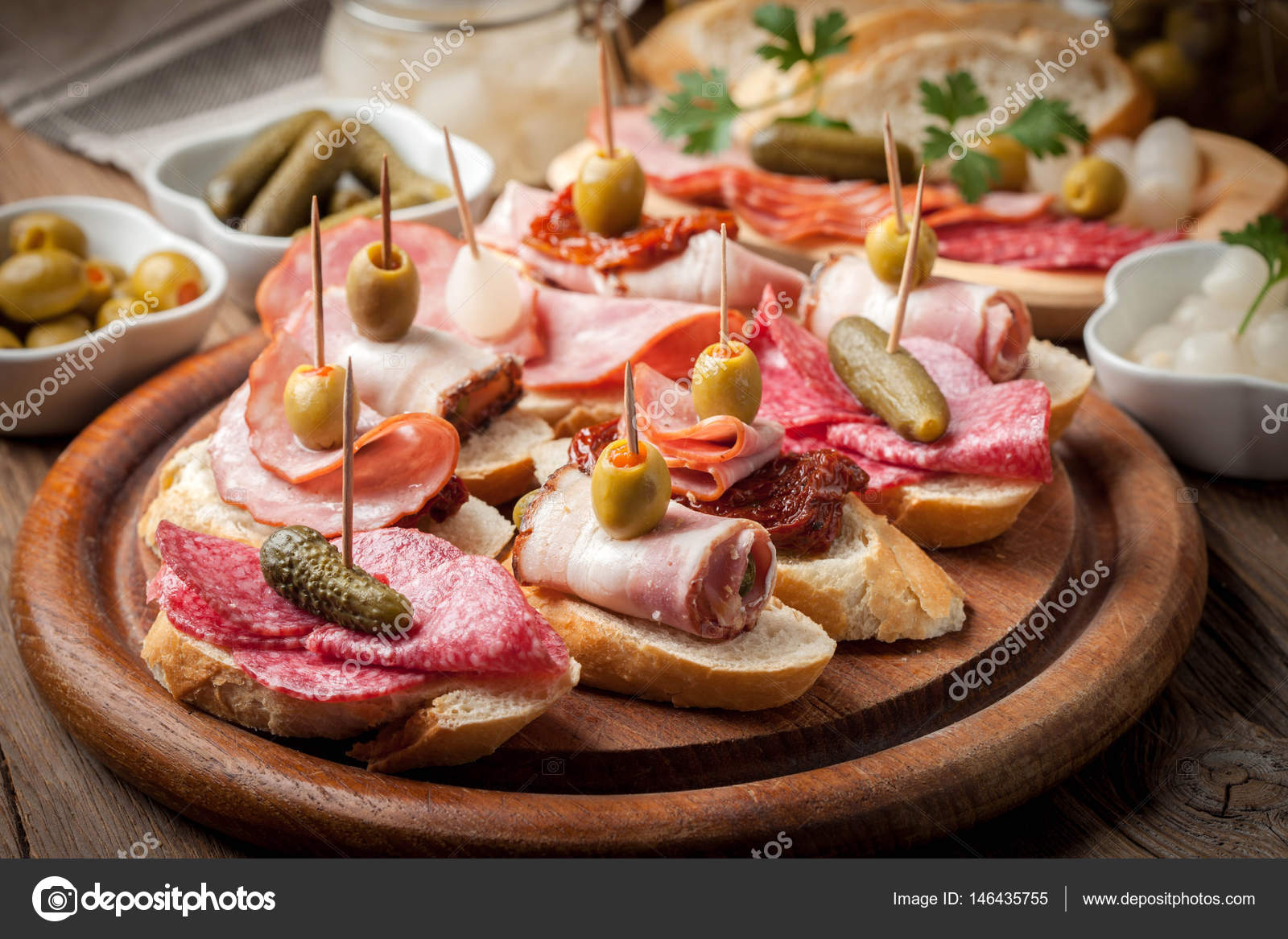 Tapas mit Wurstscheiben, Salami, Oliven und Petersilie. — Stockfoto