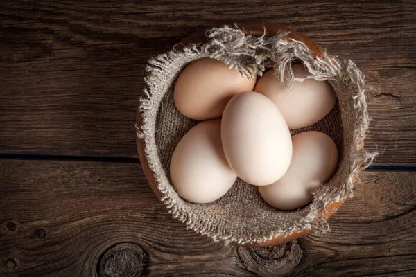 Huevos de granja ecológicos crudos . — Foto de Stock