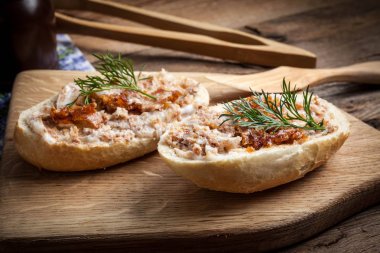 Açgözlü, yağlı domuz..