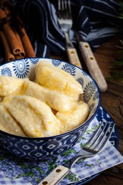 Tarçın ve şeker ile tembel köfte.