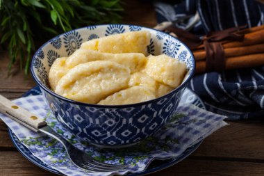 Tarçın ve şeker ile tembel köfte.