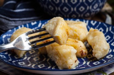 Tarçın ve şeker ile tembel köfte.