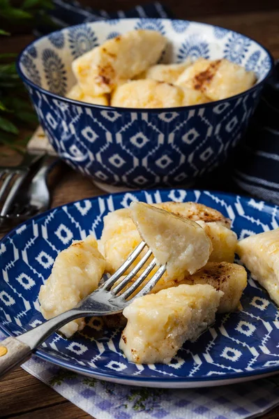 Gnocchi pigri con cannella e zucchero . — Foto Stock