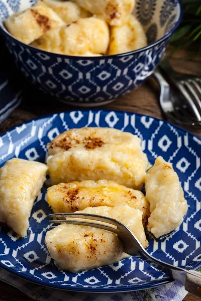 Bolinhos preguiçosos com canela e açúcar . — Fotografia de Stock