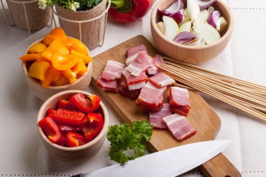 Şişleri hazırlamak için malzemeler.