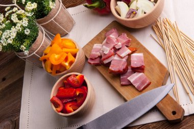 Şişleri hazırlamak için malzemeler.