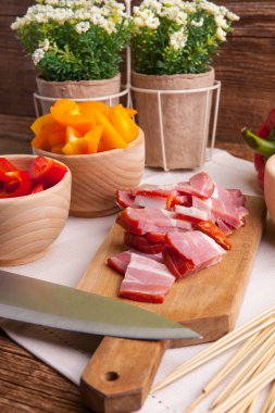 Şişleri hazırlamak için malzemeler.