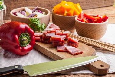 Şişleri hazırlamak için malzemeler.