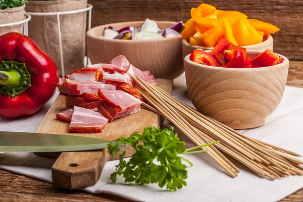 Şişleri hazırlamak için malzemeler.