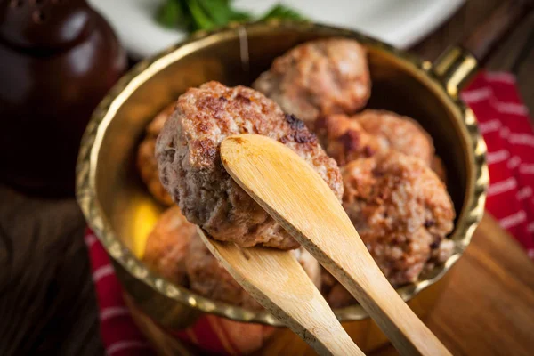 Chuletas de cerdo frito en la sartén . —  Fotos de Stock