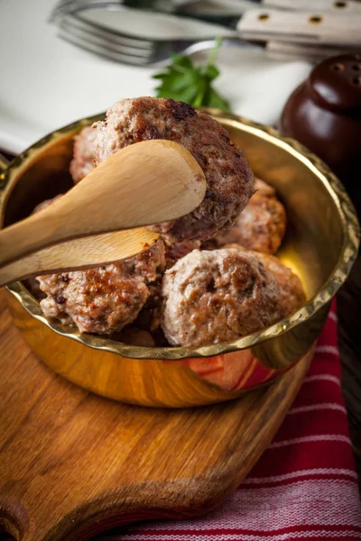 Chuletas de cerdo frito en la sartén . —  Fotos de Stock