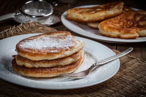 Panqueques polacos con azúcar en polvo . — Foto de Stock