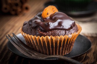 Çikolatalı kek fırından yeni çıkmış.