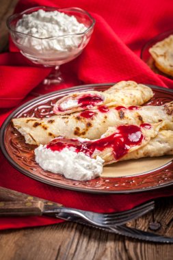 Haddelenmiş krep peynir ile doldurulmuş.