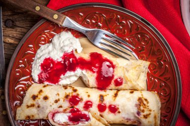 Haddelenmiş krep peynir ile doldurulmuş.