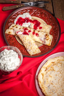 Haddelenmiş krep peynir ile doldurulmuş.