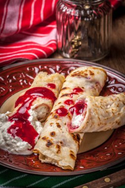 Haddelenmiş krep peynir ile doldurulmuş.