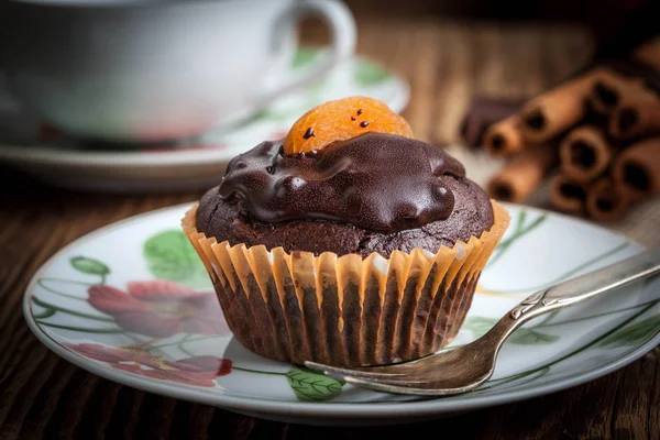 Çikolatalı kek fırından yeni çıkmış.