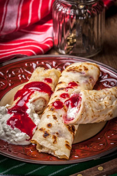 Haddelenmiş krep peynir ile doldurulmuş.