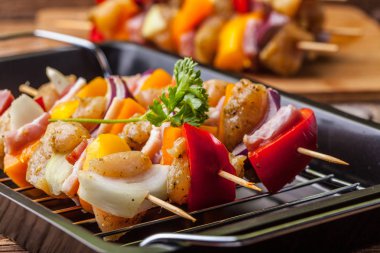 Ham sığır eti şiş ızgara için hazır